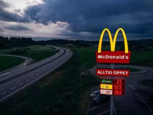 不愧是創(chuàng)意大佬!跟著麥當(dāng)勞學(xué)投戶外廣告不會錯