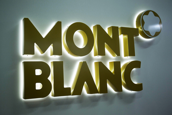 LED發(fā)光字標(biāo)牌從遠(yuǎn)處看變得更為低調(diào)、去裝飾化，近距離觀察起來時(shí)卻如珠寶一般華麗