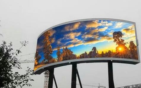 與傳統(tǒng)的平面屏相比，新型曲面led顯示屏有哪些優(yōu)點(diǎn)